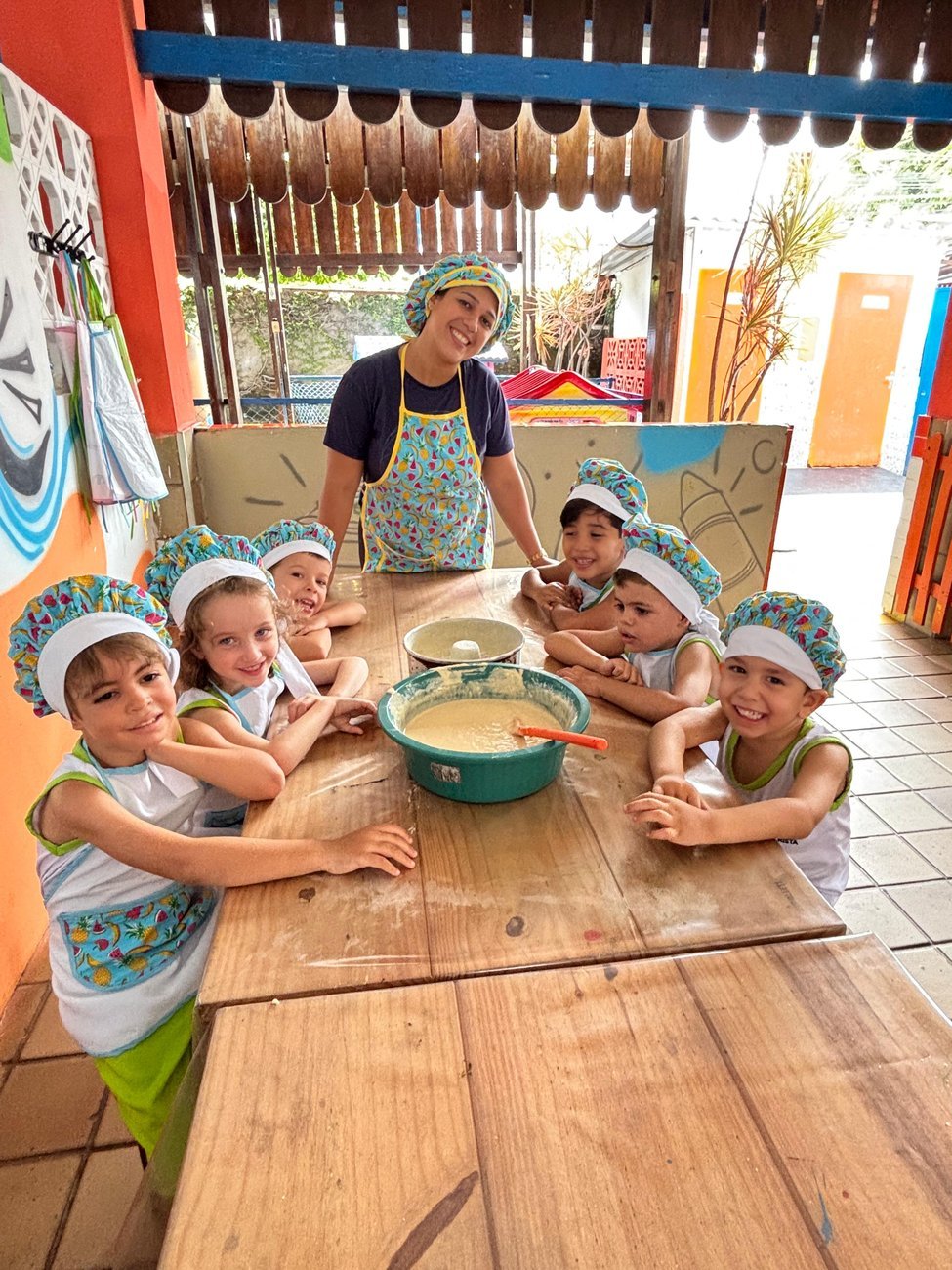 Turma da Educacao Infantil em atividade de culinaria divertida no Horario Integral