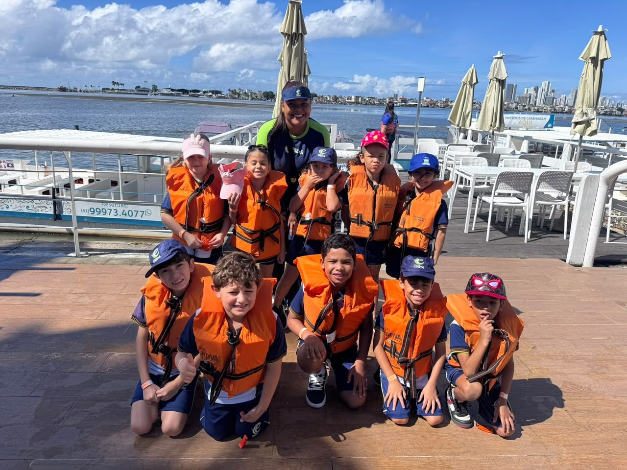 Turma com coletes salva-vidas antes do passeio de catamarã